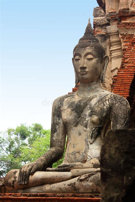 Grande Sculpture En Bouddha Dans Les Ruines Du Temple Royal Historique