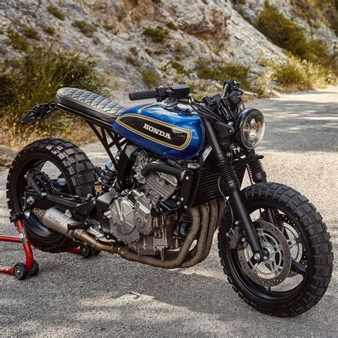 ᑕᗩᖴEᖇᗩᑕEᖇ ᑕᑌᔕTOᗰ on Instagram Honda Hornet Scrambler by aesse