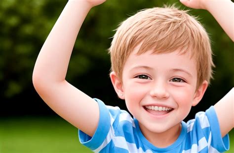 Peque O Ni O Positivo Retrato De Ni O Feliz Con Una Sonrisa En La Cara