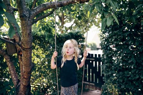 Petite Fille Blonde Adorable Jouant Dehors Sur Une Oscillation D Arbre Image Stock Image Of