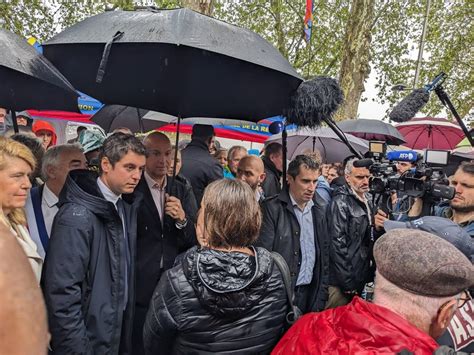 En visite dans le Loiret Gabriel Attal s offre un bain de foule à la