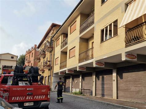 Rocca Di Papa Cede L Infisso Di Una Palazzina In Via Roma Intervento