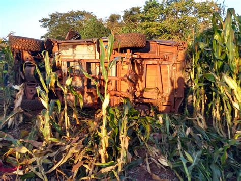 Caminhonete Capota V Rias Vezes E Deixa Feridos Em Rodovia De C Ndido