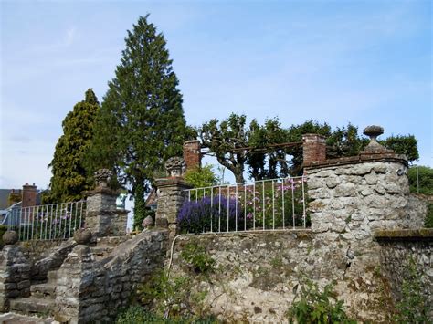 Dans les jardins Henri Le SIDANER à Gerberoy Allo T es où