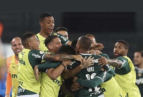 Em virada histórica Palmeiras faz Botafogo cair de quatro no Rio RCIA