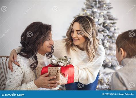 Tradiciones De Navidad Familiar Abuela Madre E Hijo Intercambiando