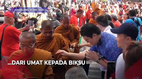 Sambut Waisak Biksu Thudong Dari Thailand Ikuti Tradisi Pindapata Di