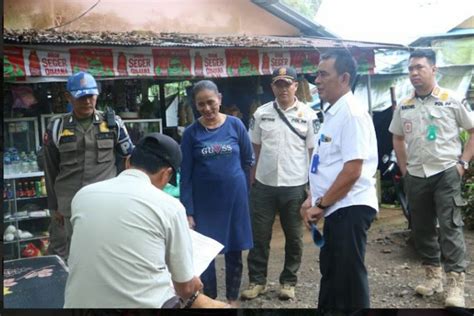 Dispar Satpol Pp Tanah Laut Tegur Pemilik Warung Belum Lunasi Retribusi