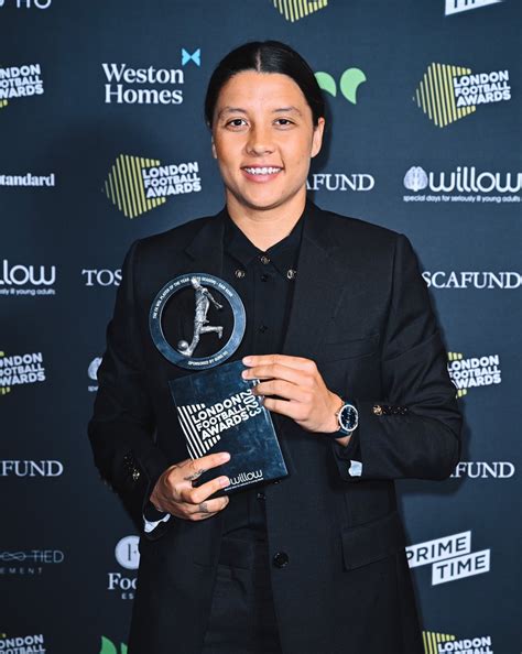 Sam Kerr with the 2023 FA Women's Player of the Year trophy. : r/chelseafc