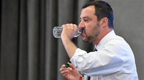 Acqua Minerale La Nuova Bufala Di Salvini Sul Prezzo Delle Bottiglie