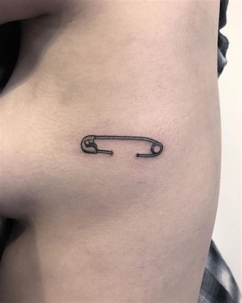 Instagram 上的 🖤hand Poke Tattoo🖤：「 Hand Poke Safety Pin Tattoo Done