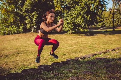 Fille Faisant De L Exercice Dans Le Parc Photo Gratuite