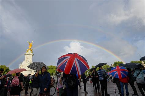 Queen Elizabeth Ii Death Rare Double Rainbow Appears Over Buckingham