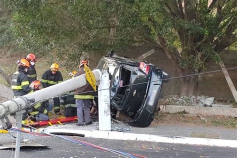 Carro Dirigido Por Menor De Idade Bate Em Poste E Capota Em Avenida De Jundiaí Sorocaba E