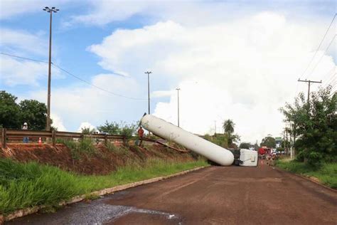 Carregada De Glp Carreta Despenca De Pontilhão Na Vila Popular