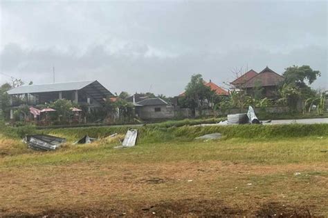 Hujan Dan Angin Kencang Rusak Atap Warung Angkringan Balipost