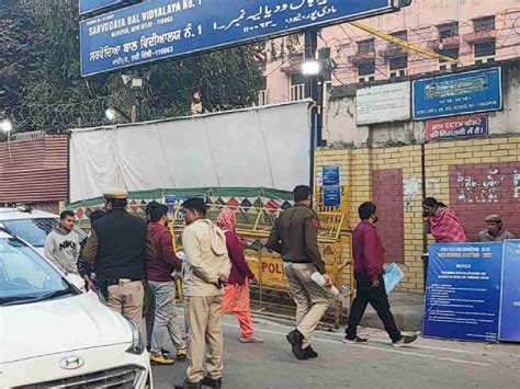 In Pics Aap Workers Celebrate As Party Wins 134 Wards In Delhi Mcd