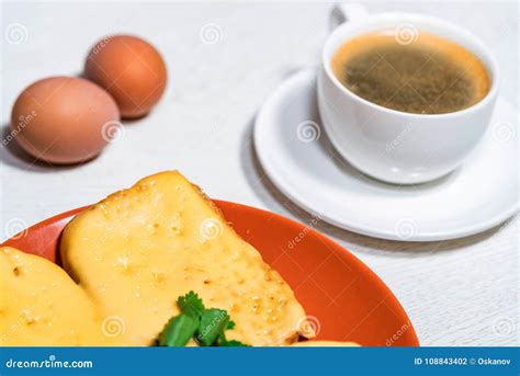 Desayuno Del Bocadillo De Los Huevos Y Del Caf Del Queso Foto De