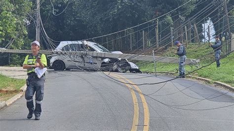 Motorista bate em poste em bairro de Curitiba derruba fiação sai do