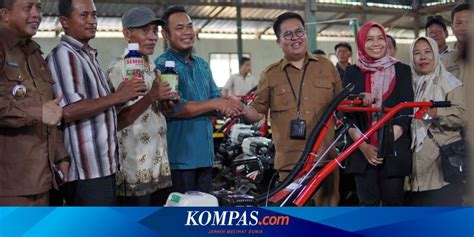 Tingkatkan Produktivitas Pertanian Wabup Rendi Serahkan Bantuan Pupuk