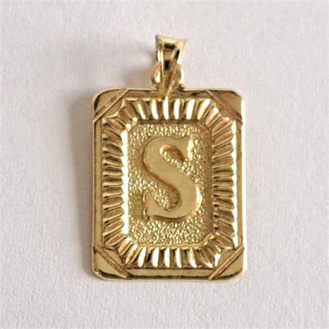 At Auction K Yellow Gold Letter S In Rectangle Dangling Pendant