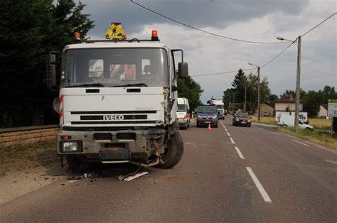 Ouroux Sur Sa Ne Un Conducteur S Encastre Sous Un Camion