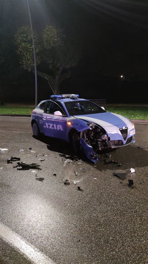 Fugge All Alt Dei Carabinieri E Si Schianta Contro Un Auto Della