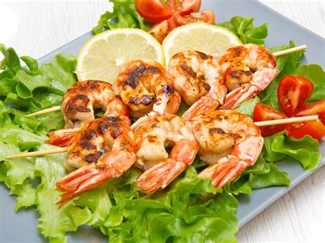 Gegrillte Garnelen Mit Salat Und Kirschtomaten Stockfoto Bild Von