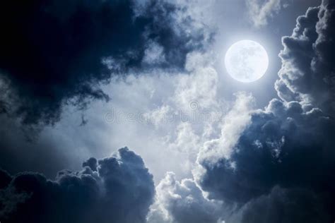 Le Ciel De Nuit Avec Des Nuages Pleine Lune Lumineuse Ferait Un Grand