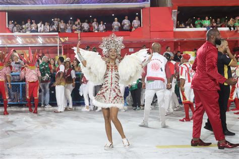 Lexa comemora estreia da irmã como rainha de bateria da Unidos de Bangu