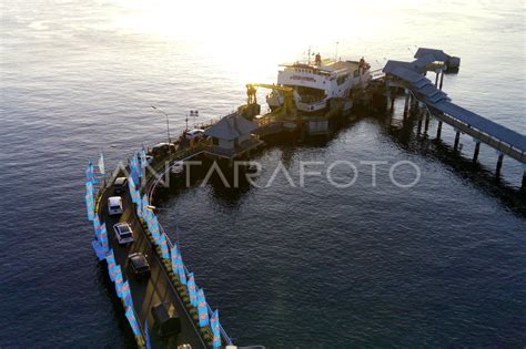 Pelabuhan Ketapang Padat Pada Malam Dan Pagi Hari Antara Foto