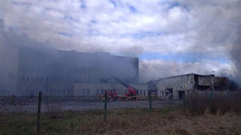 Duży pożar w halach fabryki tekstyliów w Bydgoszczy Strażakom udało