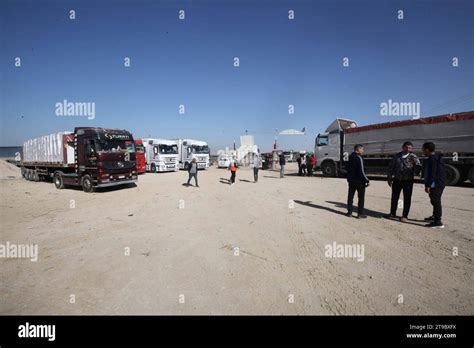 Les Camions Transportant De Laide Humanitaire Entrent Dans La Bande De Gaza Via Le Terminal De