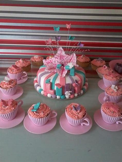 Lily cake - Decorated Cake by Kelly Robinson - CakesDecor