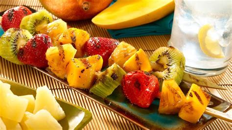 Guía para preparar una ricas brochetas de fruta asada a la parrilla