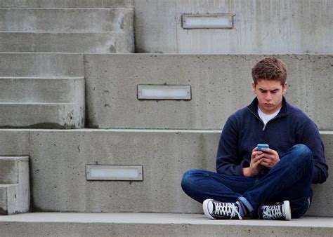 Por qué mi hijo adolescente no tiene amigos Madres Hoy