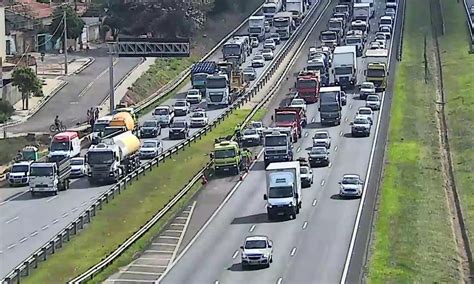 Batida entre carros deixa feridos e provoca lentidão em trecho da Dom