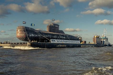 D Sseldorf Da Schwimmt Ein U Boot Auf Dem Rhein Ddorf Aktuell