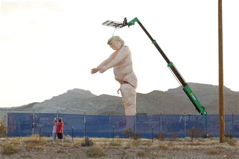 Una Estatua De Donald Trump Desnudo Dar La Bienvenida A Las Vegas El