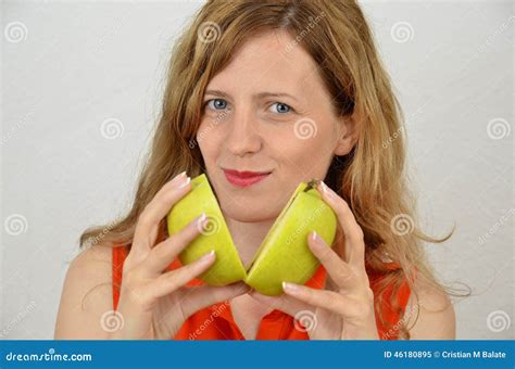 Blonde Jonge En Sensuele Vrouwen Met Groene Appelbesnoeiing Stock Afbeelding Image Of Naughty