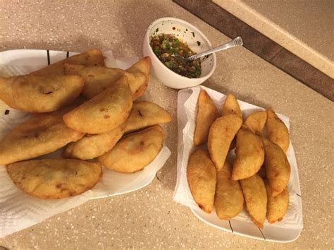 Empanada de pabellón y pollo Y picante santandereño Comida Pollo