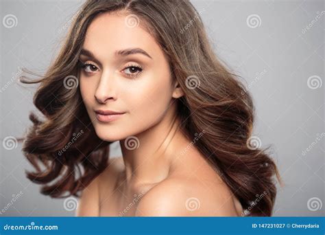 La Fille De Brune Avec Les Cheveux Boucls Sains Et Naturels Composent Belle Femme Modle Avec