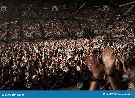 Standing ovation editorial image. Image of sound, rock - 34040930