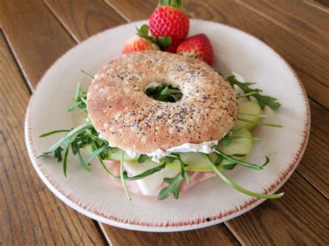 Gourmet Honey Ham Sandwich on Everything Bagel – Hearty Smarty