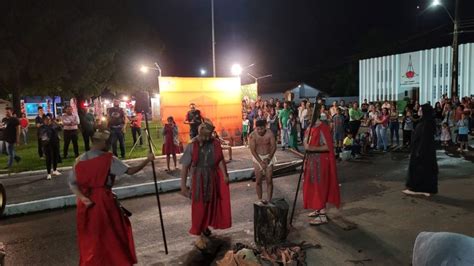 Encenação da Via Sacra emociona fiéis na Praça da Cultura Paróquia