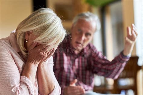 S Nior Discute Sua Frustrada Esposa Foto De Stock Imagem De Pares