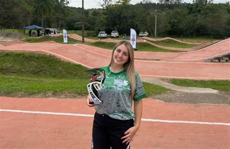 Atletas de natação e bicicross conquistam primeiro lugar em campeonatos