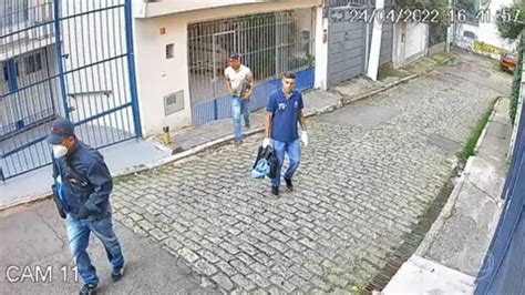 V Deo Assaltantes Invadem Casa Na Vila Mariana E Agridem Casal De