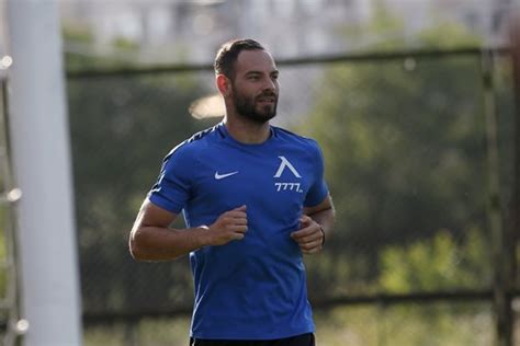 Бивш национал се сгоди