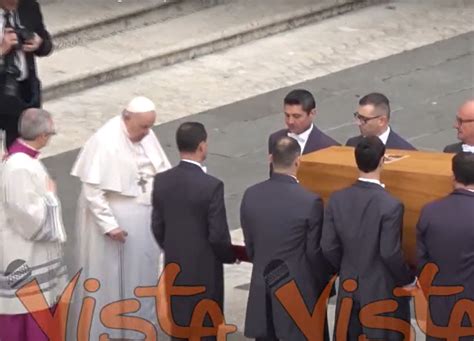 Funerali Ratzinger Papa Francesco Benedice La Bara Di Benedetto Xvi